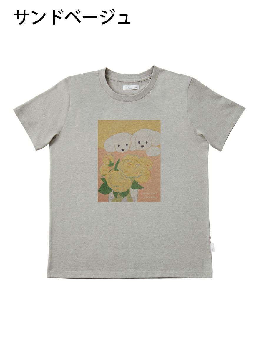 レディースＴシャツ お花を見つめる犬