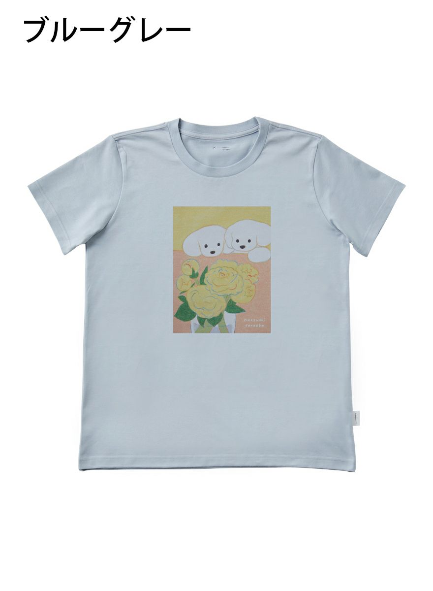 レディースＴシャツ お花を見つめる犬