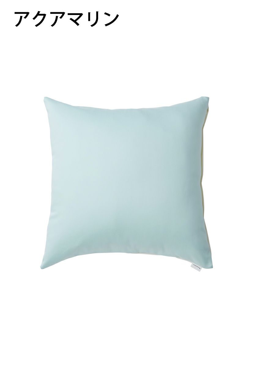 クッションカバー お花を見つめる犬