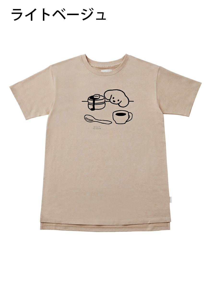 レディースチュニックTシャツ ケーキを見つめる犬モノトーン